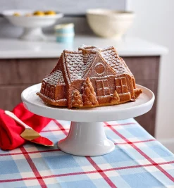 Lee Valley Gingerbread House Bundt Pan